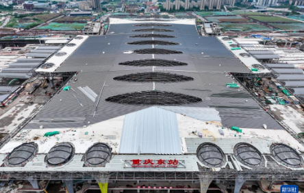 西部地区高铁枢纽站钢结构屋顶完工