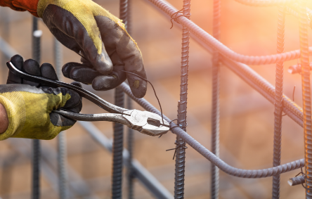 有哪些措施可以保证工人安装网架时的安全？